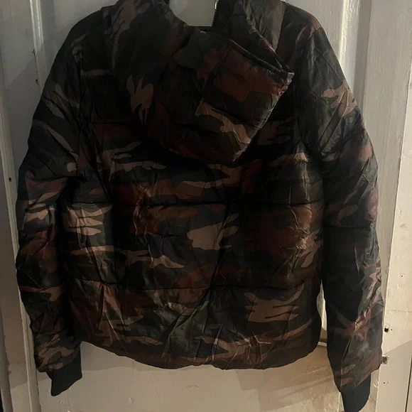 American Eagle Outfitters Camo Puffer Jacket - Picture 2 of 4